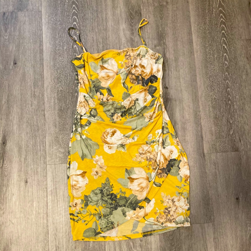 Very cute floral summer mini dress. Size M.